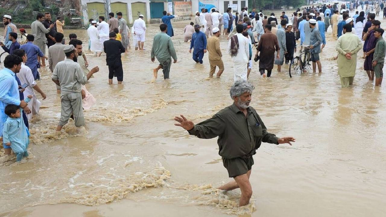 Pakistan floods: पाकिस्तानात पुरामुळे हाहाकार; 1 हजार जणांचा बळी, लाखो लोकं बेघर; पशूधनासह दिवस रात्र महामार्गावरच...
