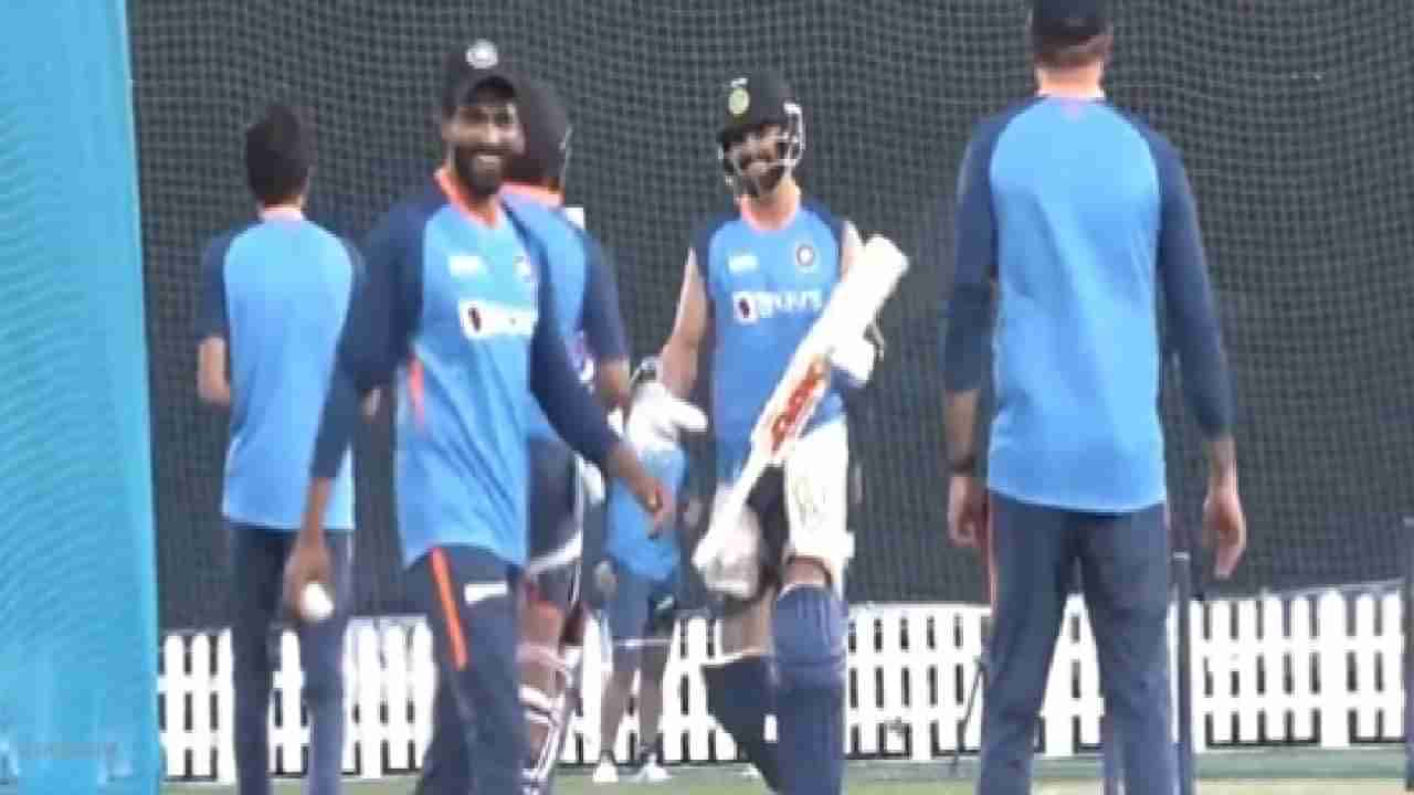 IND vs PAK Asia Cup 2022:  एकदम दणदणीत... विराटने उलट्या हाताने मारला रिव्हर्स स्वीप, VIDEO एकदा बघाच