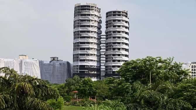 Buildings Demolished Videos | काही सेंकदात गगनचुंबी इमारत जमीनदोस्त, या व्हिडिओतील दृश्य हादरवतील