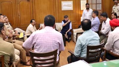 Jitendra Awhad : लाउडस्पीकर बंद करता, मग रेल्वेचा 175 डेसिबल आवाज कसा चालतो? एसी लोकलवरून आव्हाडांचा सरकारला सवाल