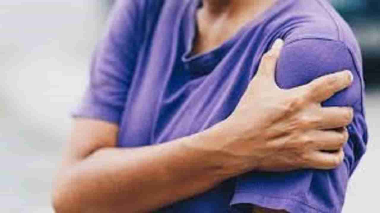 Frozen shoulder: खांद्याच्या सांधेदुखी कडे दुर्लक्ष करणे होऊ शकते धोकादायक? जाणून घ्या, याची कारणे!