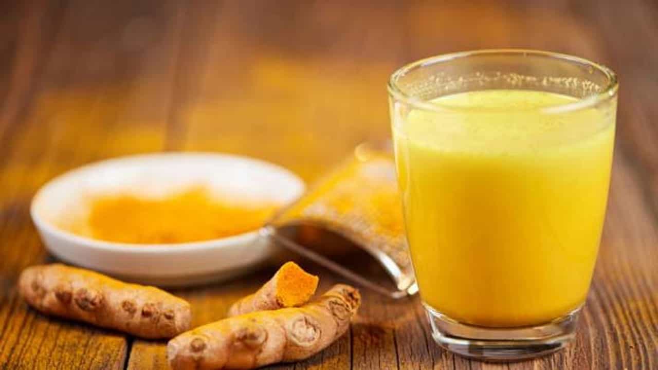 Health: हळदीच्या दुधाचे सेवन नक्की कसे करावे? ऋजुता दिवेकरकडून जाणून घ्या योग्य पद्धत