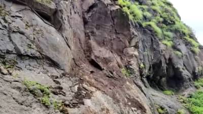 Nashik | अंजनेरी गडाच्या रस्त्यावर दरड कोसळण्याने रस्ता बंद, गिर्यारोहकांना वन विभागाने दिला अलर्ट...