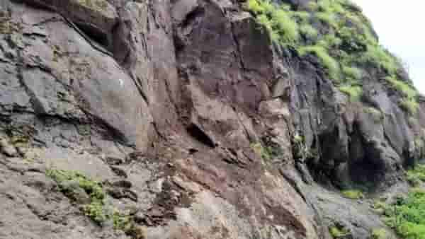 Nashik | अंजनेरी गडाच्या रस्त्यावर दरड कोसळण्याने रस्ता बंद, गिर्यारोहकांना वन विभागाने दिला अलर्ट...