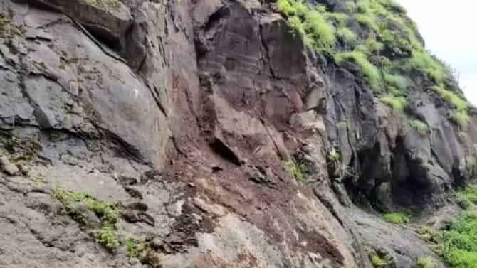 Nashik | अंजनेरी गडाच्या रस्त्यावर दरड कोसळण्याने रस्ता बंद, गिर्यारोहकांना वन विभागाने दिला अलर्ट...