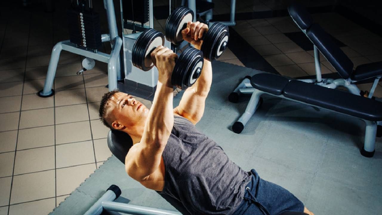 Health Tips : व्यायाम करताना का? वाढतो हार्ट अटॅकचा धोका..! जाणून घ्या, फिट-हेल्दी राहण्यासाठी जिममध्ये काय करावे आणि काय नाही? Health Tips : व्यायाम करताना का? वाढतो हार्ट अटॅकचा धोका..! जाणून घ्या, फिट-हेल्दी राहण्यासाठी जिममध्ये काय करावे आणि काय नाही?