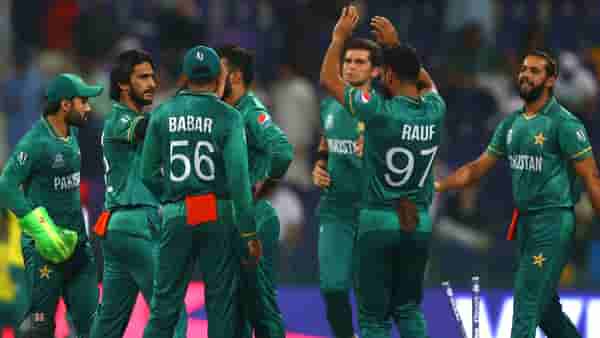IND vs PAK : पाकिस्तानचा तो खेळाडू मैदानात हमसून हमसून रडला? पाहा व्हायरल व्हिडीओ