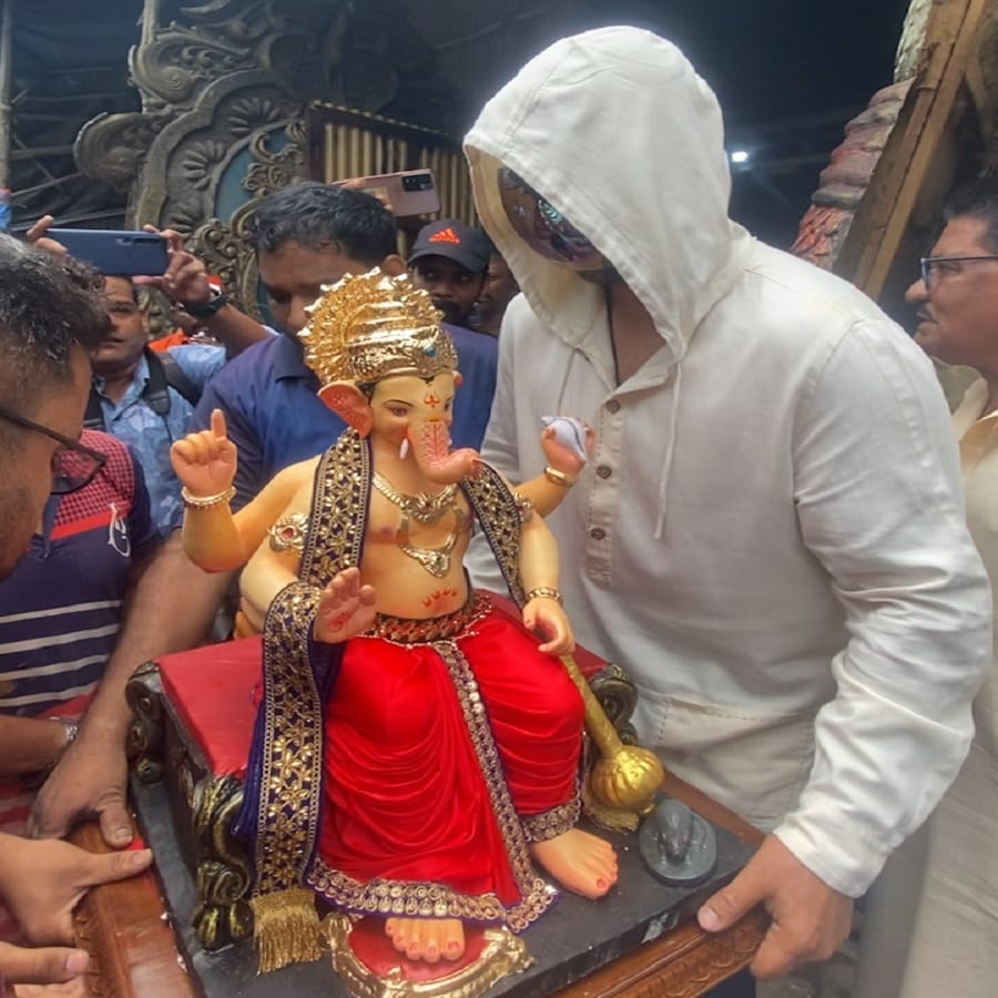 दरवर्षी शिल्पा स्वत: बाप्पाची मूर्ती घरी आणायला जाते. | TV9 Marathi