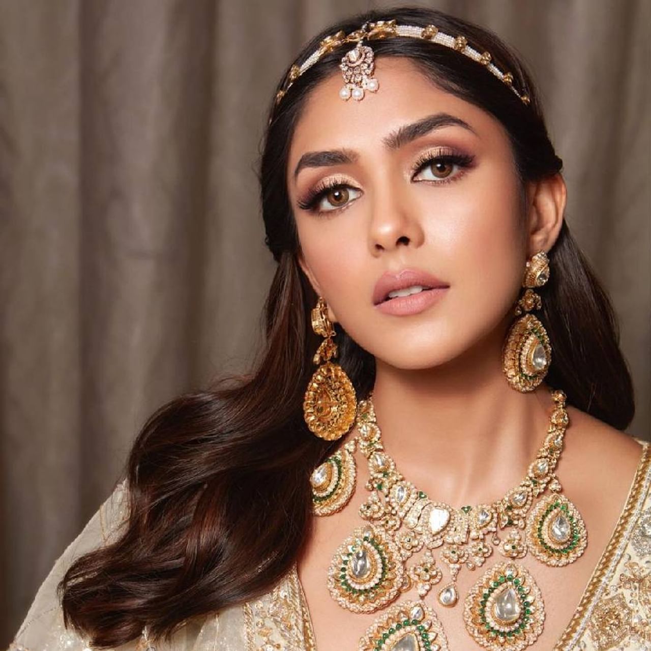 नुकत्याच प्रदर्शित झालेल्या सीता राम या चित्रपटाच्या यशानंतर अभिनेत्री मृणाल ठाकूर खूपच खूश आहे. मृणाल सोशल मीडियावर अतिशय मनोरंजक फोटो आणि पोस्ट शेअर करून चाहत्यांचे मनोरंजन करते. अलीकडेच तिने गोल्डन लेहेंग्यात केलेल्या रॉयल फोटोशूटचे फोटो इंस्टाग्राम अकाउंटवर शेअर केले आहेत.