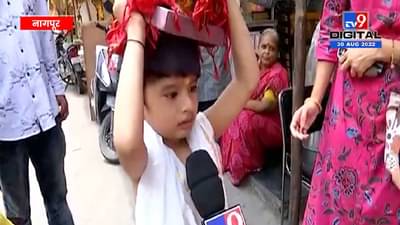 नागपूर सजलं! चिमुकला भाविक बाप्पाला डोक्यावर घेऊन जाताना…