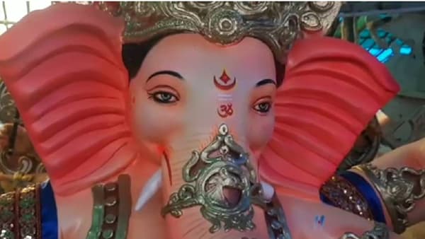 Chandrapur Ganesh idol : चंद्रपुरात अतिवृष्टीचा गणेशमूर्ती निर्मितीवर परिणाम, उत्तम माती वाहून गेल्याने मूर्तिकार अडचणीत