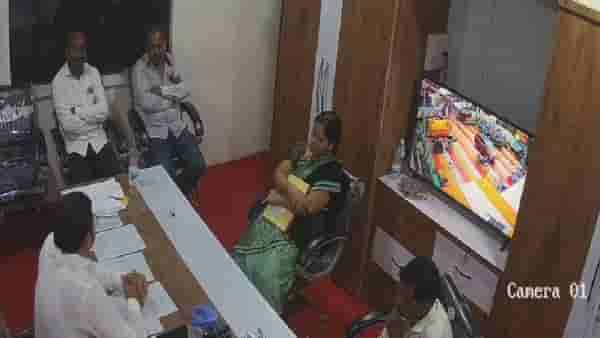 Video Buldana : डोनगावचे ग्रामविकास अधिकारी देतात महिला सरपंचांना धडे, कशाचे? दोन नंबरचे पैसे कसे खातात याचे...