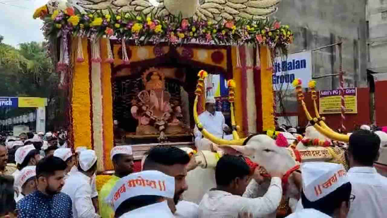 Ganesh Chaturthi : कुठे फुलांची उधळण तर कुठे काकड आरती; ढोलाच्या तालात गणरायाचं आगमन; जाणून घ्या गणेश आगमनाची बित्तंबबातमी