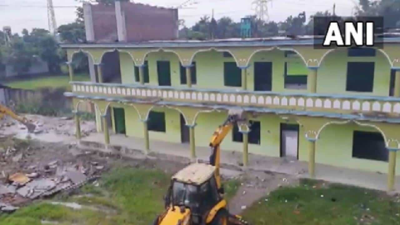 अलकायदा प्रकरणी 3 मदरशांवर बुलडोजर; 37 जणांना अटक; दहशतवाद्यांबरोबर संबंध असल्याने अनेकांना ताब्यात