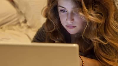 Google Search | एकट्या असताना मुली Google वर काय सर्च करतात ?