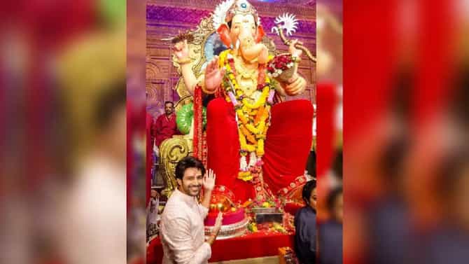 Bollywood Actors | या बॉलिवूड कलाकारांनी गणपती बाप्पाच्या आगमनानिमित्त चाहत्यांना दिल्या शुभेच्छा, पाहा पोस्ट...