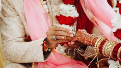 Gujarat : मुलाच्या मृत्यूनंतर सुनेसाठी एका तरुणाला सासुने दत्तक घेतलं, जाणून घ्या का घेतला असा निर्णय