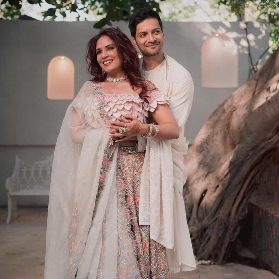 अभिनेत्री रिचा चड्ढा आणि अभिनेता अली फजल हे येत्या 6 ऑक्टोबर रोजी लग्नबंधनात अडकणार आहेत. या दोघांच्या लग्नापूर्वीच्या कार्यक्रमांना सुरुवात झाली आहे. नुकतेच रिचाने संगीत समारंभातील काही फोटो इन्स्टाग्रामवर पोस्ट केले आहेत.