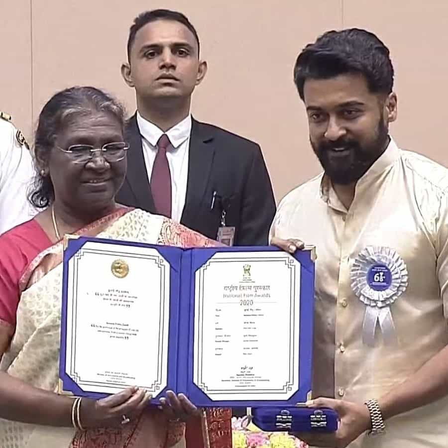 68वा राष्ट्रीय पुरस्कार वितरण सोहळा नुकताच पार पडला. या पुरस्कार सोहळ्यातील बरेच फोटो सोशल मीडियावर व्हायरल झाले आहेत. साऊथ सुपरस्टार सूर्या आणि बॉलिवूड अभिनेता अजय देवगणला सर्वोत्कृष्ट अभिनेत्याचा राष्ट्रीय पुरस्कार मिळाला. या पुरस्कार सोहळ्यात सूर्याने पत्नी ज्योतिकासोबत हजेरी लावली. या दोघांचे काही फोटो सध्या सोशल मीडियावर चांगलेच व्हायरल होत आहेत.