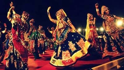 Navratri 2022:  नवरात्रीमध्ये खेळल्या जाणाऱ्या गरबा आणि दांडियामध्ये आहे फरक, अनेकांसाठी नवीन आहे ही माहिती