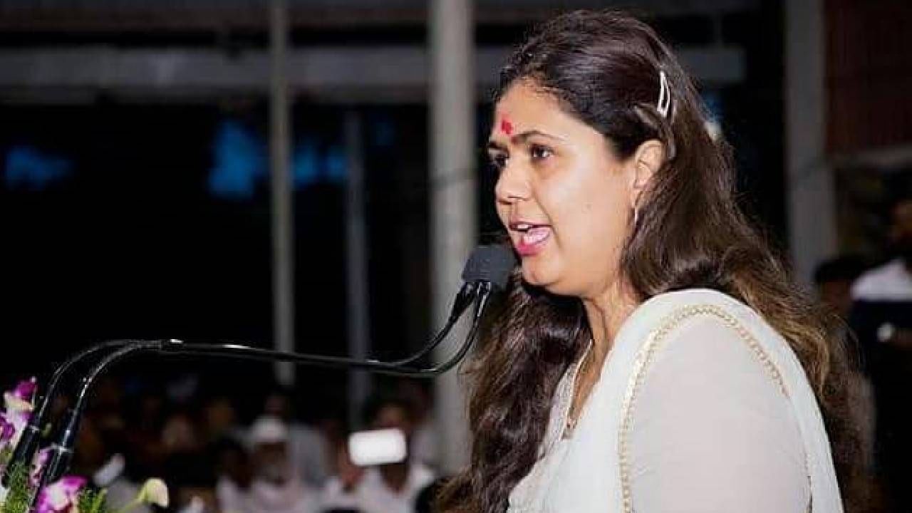 पंकजा मुंडे कुठेही जाणार नाही, ऊन-पाऊस सर्वच पक्षात असतो; 'या' भावाचं बहिणीसाठी मोठं विधान पंकजा मुंडे कुठेही जाणार नाही, ऊन-पाऊस सर्वच पक्षात असतो; 'या' भावाचं बहिणीसाठी मोठं विधान