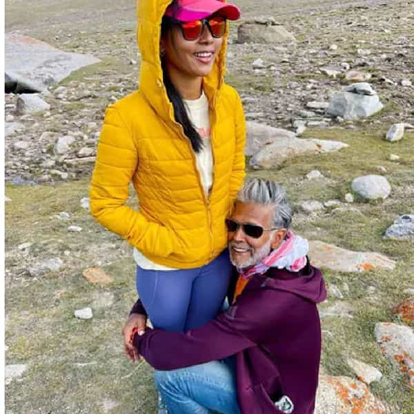 मिलिंद सोमण आणि त्याची पत्नी अंकिता यांचा एक फोटो सोशल मीडियावर तूफान व्हायरल होतो आहे. विशेष म्हणजे हा फोटो जमिनीपासून तब्बल 17000 फूट उंचीवर घेण्यात आलायं. ज्यामध्ये मिलिंद सोमण यांनी पत्नी अंकिताचे पाय धरलेले दिसत आहेत.
