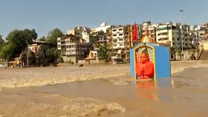 दुतोंड्या मारूतीच्या कंबरेपर्यंत पाणी, गणेशोत्सवात धो-धो, नाशिक-शिर्डी परिसराला पावसानं झोडपलं, पहा Photos