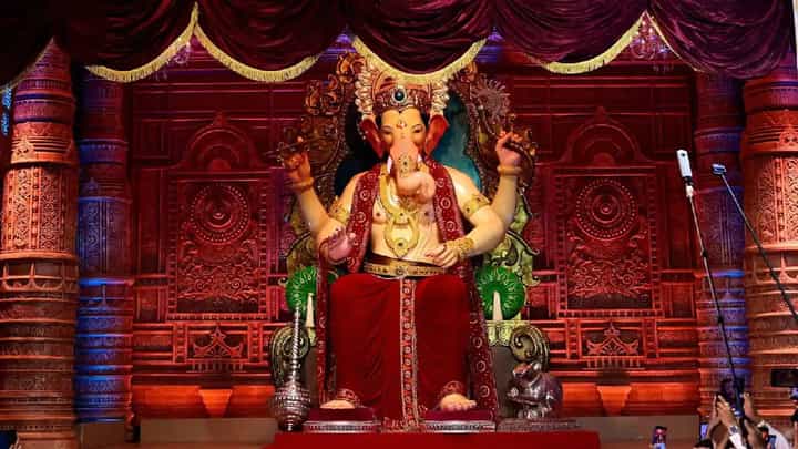 लालबागच्या राजाच्या दर्शनाला तुफान गर्दी लालबागच्या राजाच्या दर्शनाला तुफान गर्दी