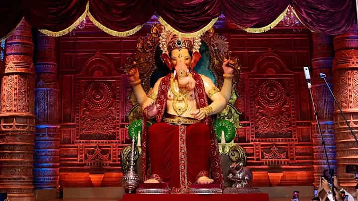 लालबागच्या राजाच्या दर्शनाला तुफान गर्दी लालबागच्या राजाच्या दर्शनाला तुफान गर्दी
