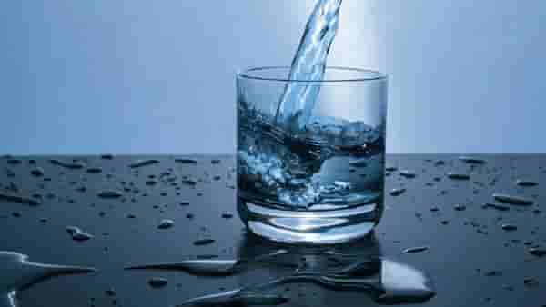 Health hot water : रिकाम्या पोटी गरम पाणी प्यायल्याने खरंच वजन कमी होतं का? जाणून घ्या सत्य