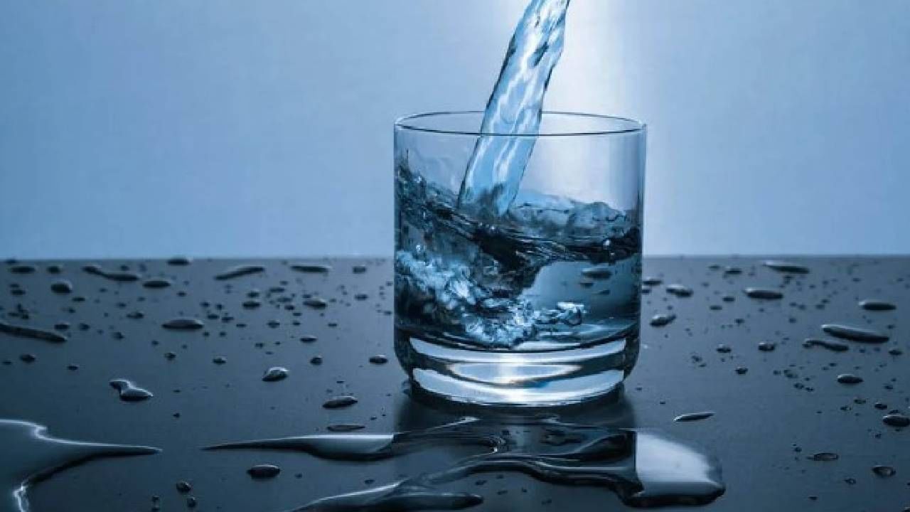 Health hot water : रिकाम्या पोटी गरम पाणी प्यायल्याने खरंच वजन कमी होतं का? जाणून घ्या सत्य