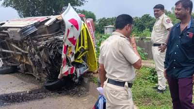 Accident : काळजाचा तुकडा उराशी घट्ट धरावा, तसं एका जीवासाठी यकृत घेऊन जात होते, वाटेतच रुग्णवाहिकेचं टायर फुटलं...