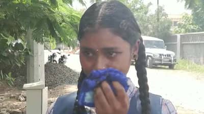 निवासी शाळेत दारंच नाहीत, खिडक्यांना गाद्या लावतो... पालकांनाही सांगू देत नाहीत, विद्यार्थिनींचे हेही अश्रू वाया जाणार?