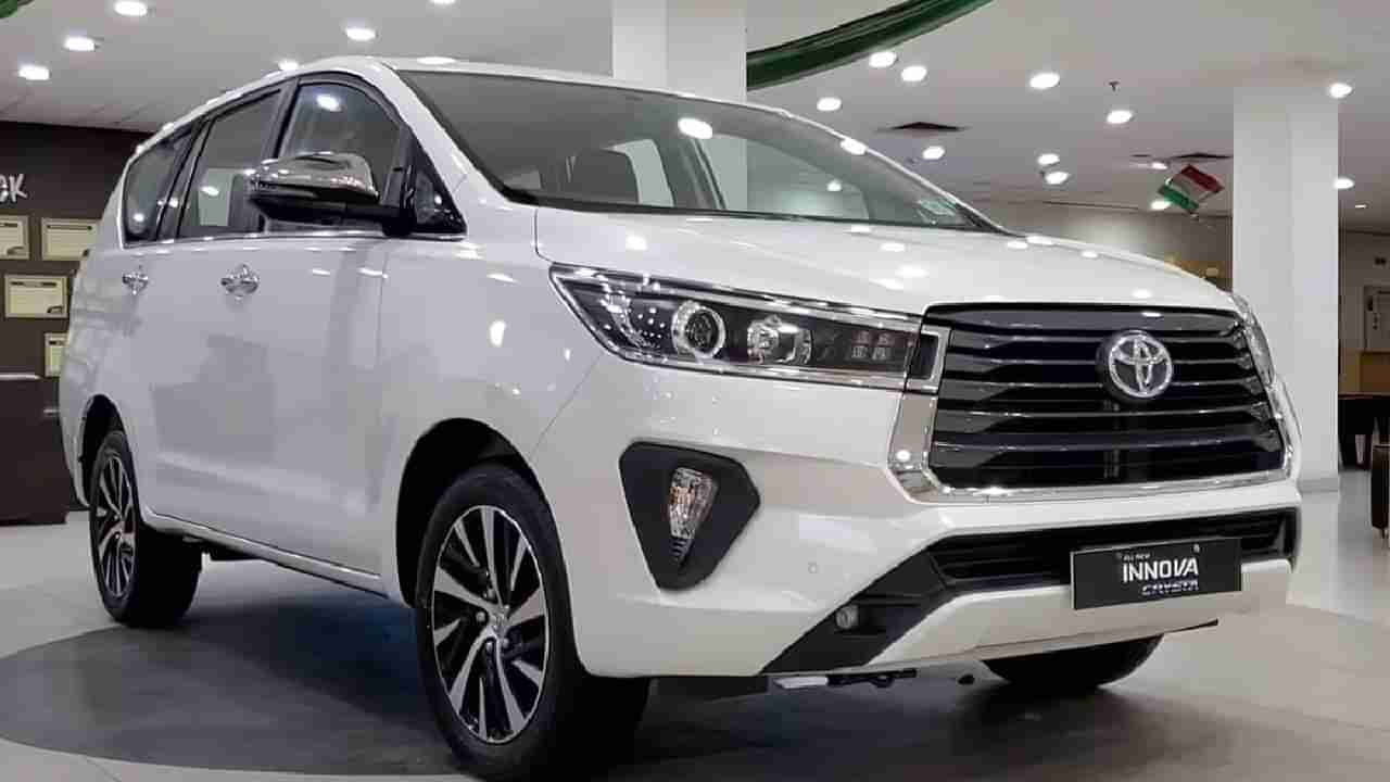 Innova Crysta | काय सांगता.. Innova Crysta खरेदीवर तब्बल 55 हजारांची मेगा बचत