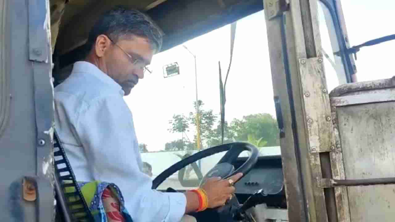 MLA on Bus Steering: रस्त्यात बंद पडलेल्या एसटीला आमदाराचा दे धक्का, स्टेअरिंगही घेतले हातात, प्रवासीही आनंदले