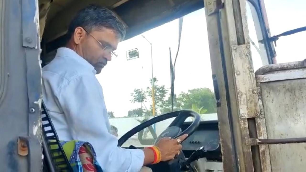 MLA on Bus Steering: रस्त्यात बंद पडलेल्या एसटीला आमदाराचा 'दे धक्का', स्टेअरिंगही घेतले हातात, प्रवासीही आनंदले