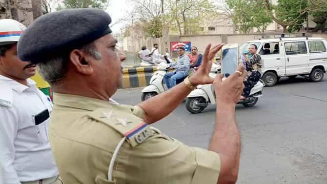 Maharashtra Police: वाहनांचा फोटो काढण्यासाठी मोबाईलचा वापर केल्यास वाहतूक पोलिसांवरच होणार कारवाई