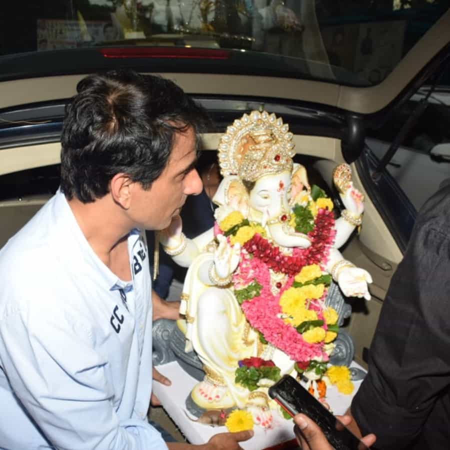 कोरोना काळात आणि त्यानंतरही अनेकांची मदत करणारा अभिनेता सोनू सूदच्या घरच्या बाप्पाचं विसर्जन करण्यात आलं. गेल्या 20 वर्षांपासून त्याच्या घरी गणपतीचं आगमन होतं.
