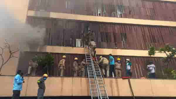 लखनऊमध्ये 4 मजली हॉटेलला आग; 40 पैकी 18 जणांना काढले बाहेर; जखमींच्या चौकशीसाठी मुख्यमंत्री योगींची रुग्णालयाला भेट