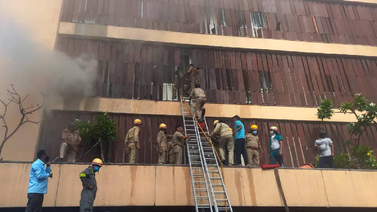 लखनऊमध्ये 4 मजली हॉटेलला आग; 40 पैकी 18 जणांना काढले बाहेर; जखमींच्या चौकशीसाठी मुख्यमंत्री योगींची रुग्णालयाला भेट