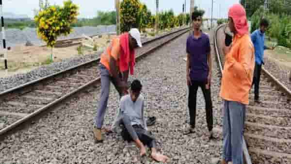 धावत्या रेल्वेजवळ इन्स्टाग्राम रील बनवत होता तरुण, ट्रेनच्या धडकेत गंभीर जखमी