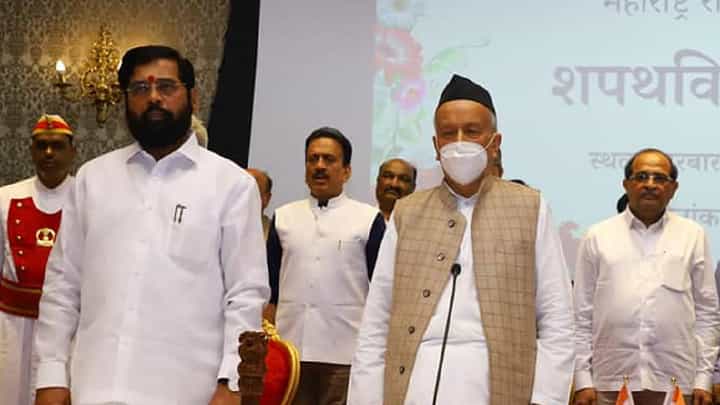 मुख्यमंत्री आणि राज्यपालांची भेट होणार, एकनाथ शिंदे राजभवनाकडे रवाना मुख्यमंत्री आणि राज्यपालांची भेट होणार, एकनाथ शिंदे राजभवनाकडे रवाना