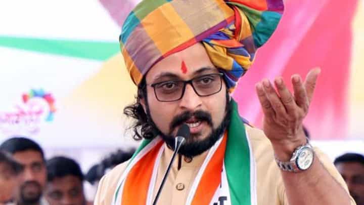 दसरा मेळाव्यापेक्षा शेतकऱ्यांच्या प्रश्नाकडे लक्ष देणं जास्त गरजेचं- अमोल कोल्हे दसरा मेळाव्यापेक्षा शेतकऱ्यांच्या प्रश्नाकडे लक्ष देणं जास्त गरजेचं- अमोल कोल्हे