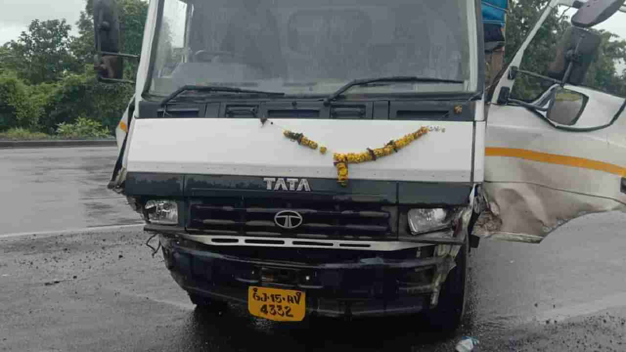 Palghar Accident : मुंबई अहमदाबाद मार्गावर पुन्हा सायरस मिस्त्रींच्या कारप्रमाणेच अपघात! टेम्पो डिव्हायडरला धडकून 1 जखमी