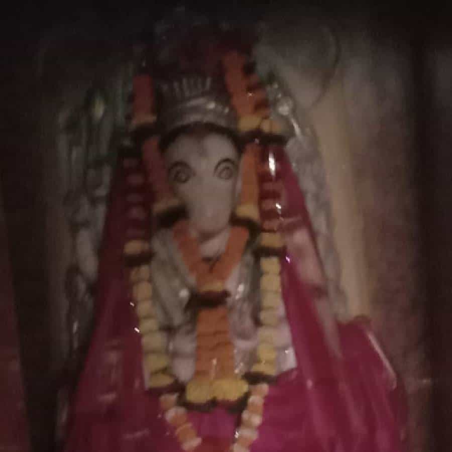 रामटकेच्या राखी तलावात अठराभूजाधारी गणेशाची मूर्ती सापडली. नागवंशीय काळातील कलाकृती आहे. संरक्षण करण्यासाठी अठरा भूजांवर अठरा शस्त्र आहेत. त्यात मोरपंखी लेखणी आणि मोदकही आहे.