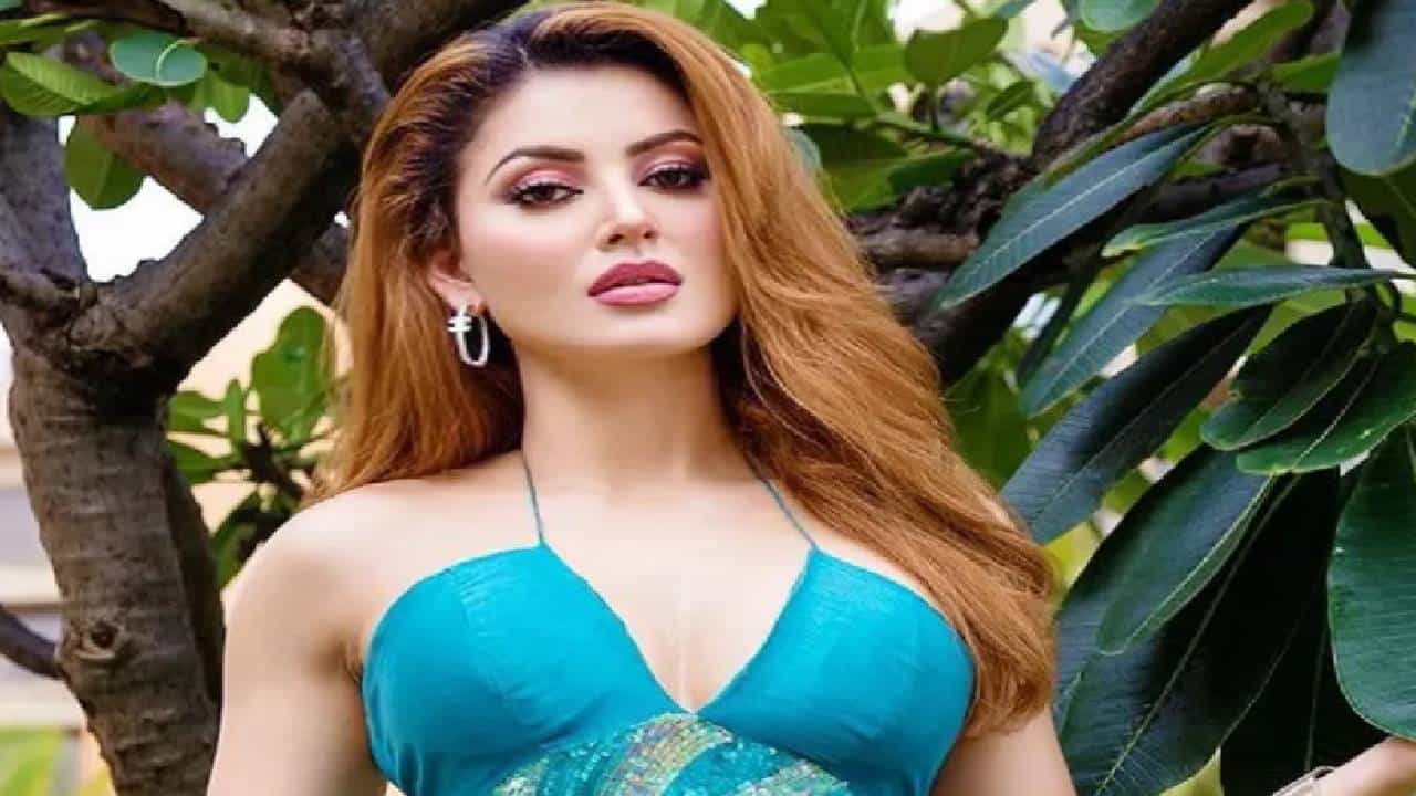 IND vs PAK: पाकिस्तानी खेळाडूच्या हास्याने उर्वशी रौतेला कशी लाजली, ते या VIDEO मध्ये पहा