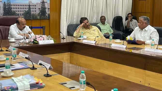हे मंत्री आपणच निवडून दिलेत ना? राज्यात पाणीच पाणी, आपत्कालीन बैठकीत डुलकी लागतेच कशी? विरोधक संतापले