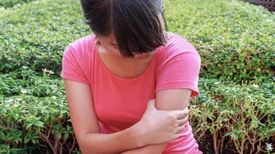 High Cholesterol: हातावर जाणवत असलेल्या या दोन समस्या देतात, कोलेस्ट्रॉल वाढल्याचे संकेत