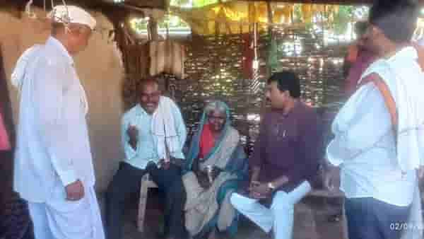 Yavatmal MLA : आमदार ससाणे यांची आत्महत्याग्रस्त कुटुंबाला भेट, लिफाफ्यात दिलेल्या मदतीवरून रंगली चर्चा