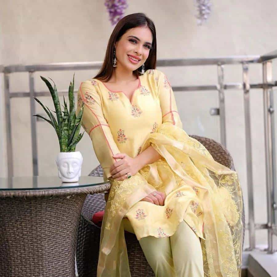 अभिनेत्री नेहा मलिक तिच्या बोल्डनेस लूकसाठी खूप प्रसिध्द आहे. बोल्ड आउटफिट कॅरी करून नेहा नेहमीच फोटोशूट करत असते.